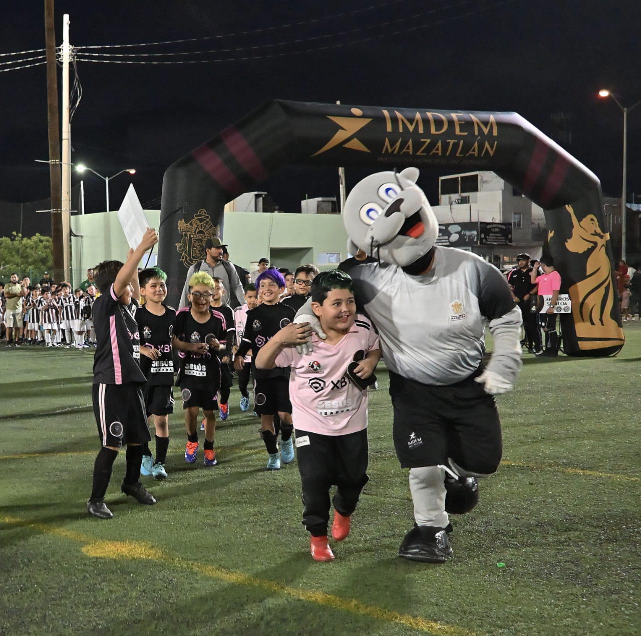 $!¡Encienden las emociones! Inauguran torneos estatales de futbol en Mazatlán