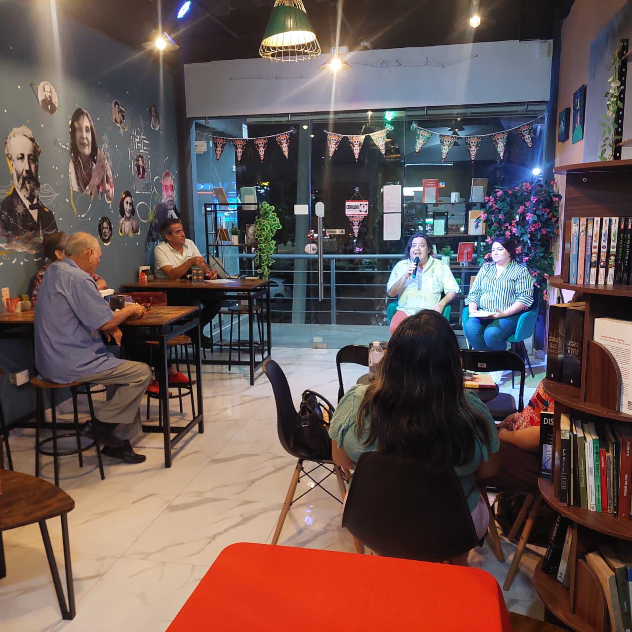 $!Samuel Parra acompañó a la escritora en la presentación de su libro.