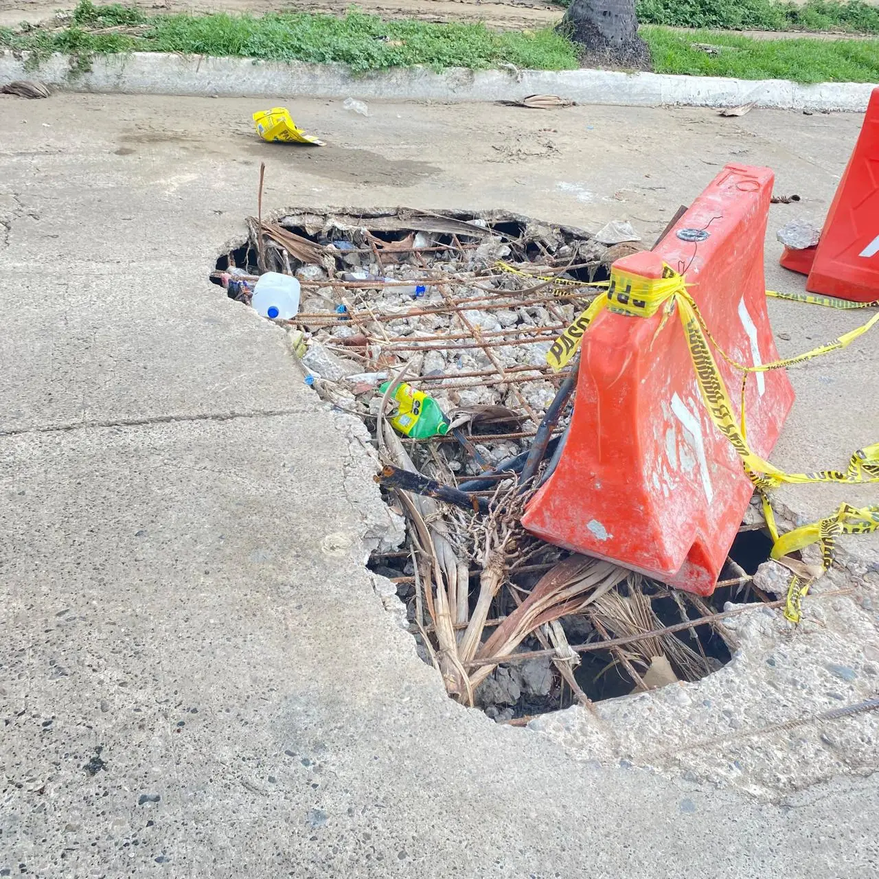 $!Socavón en Cerritos provoca fuga de aguas negras hacia Estero del Yugo