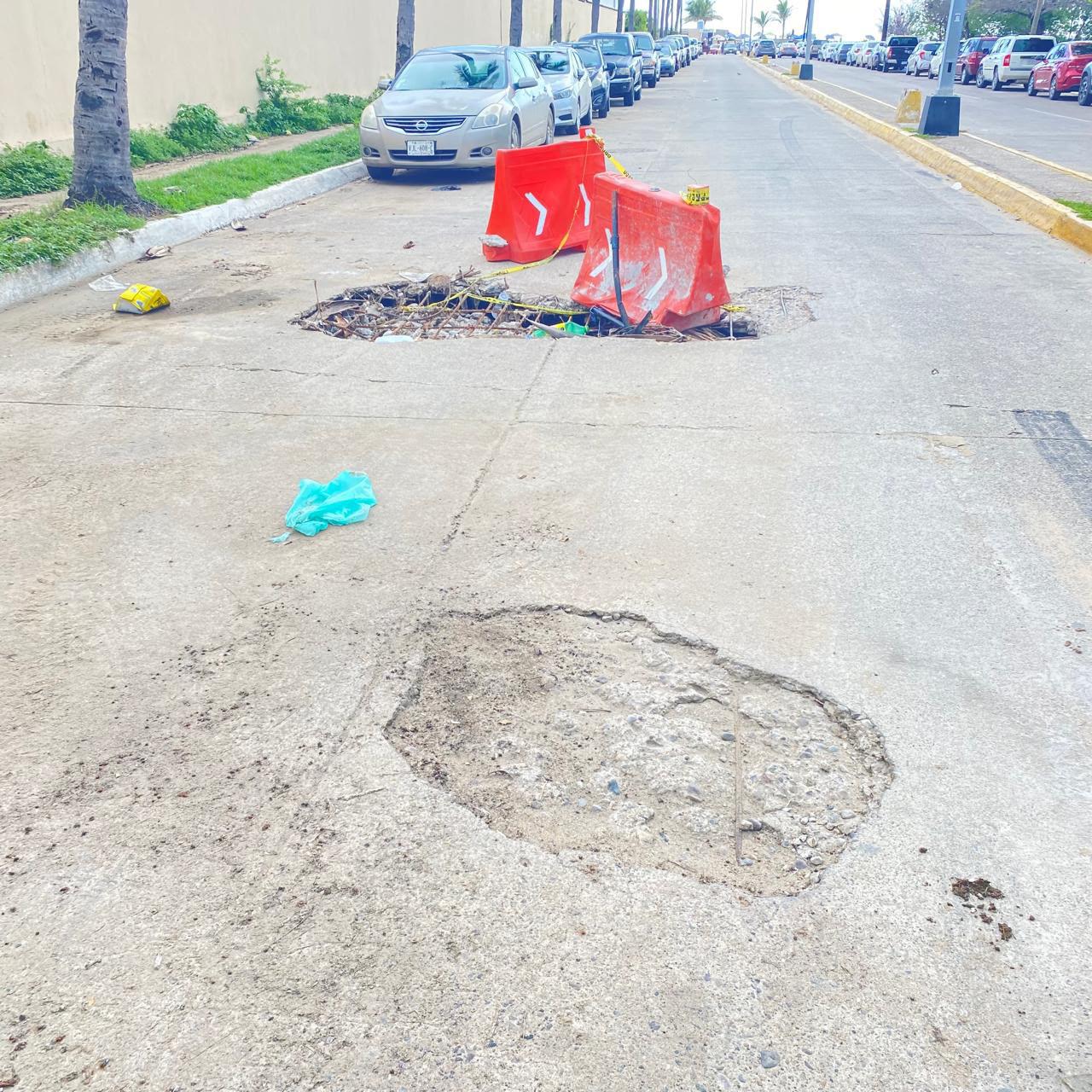 $!Socavón en Cerritos provoca fuga de aguas negras hacia Estero del Yugo