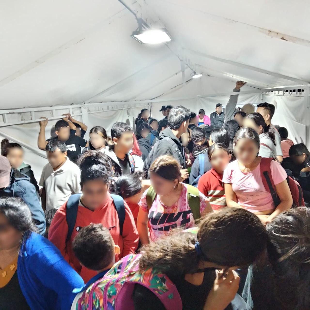 $!Localizan a 144 migrantes que eran transportados en un vagón de tren en Escobedo, Coahuila