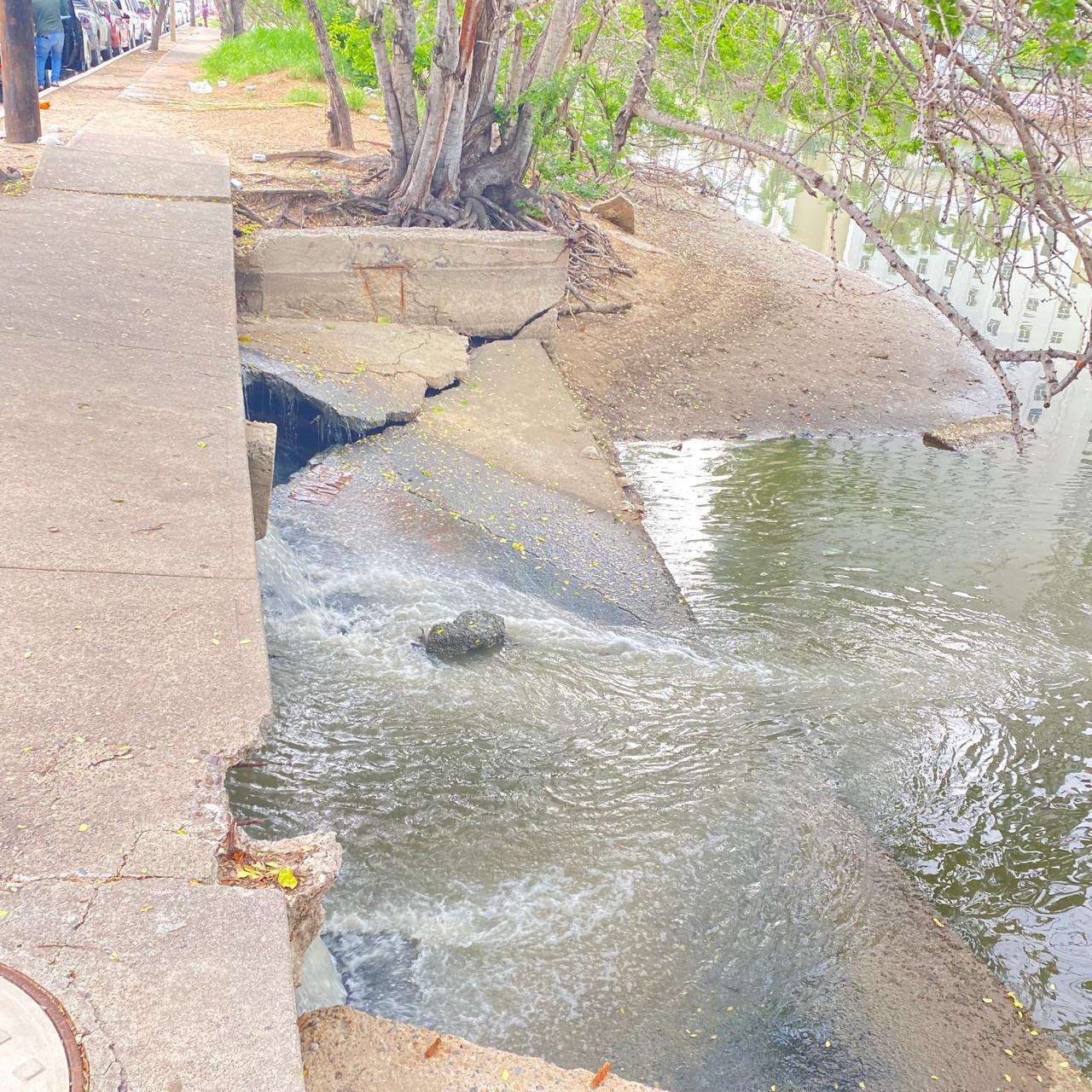 $!Socavón en Cerritos provoca fuga de aguas negras hacia Estero del Yugo
