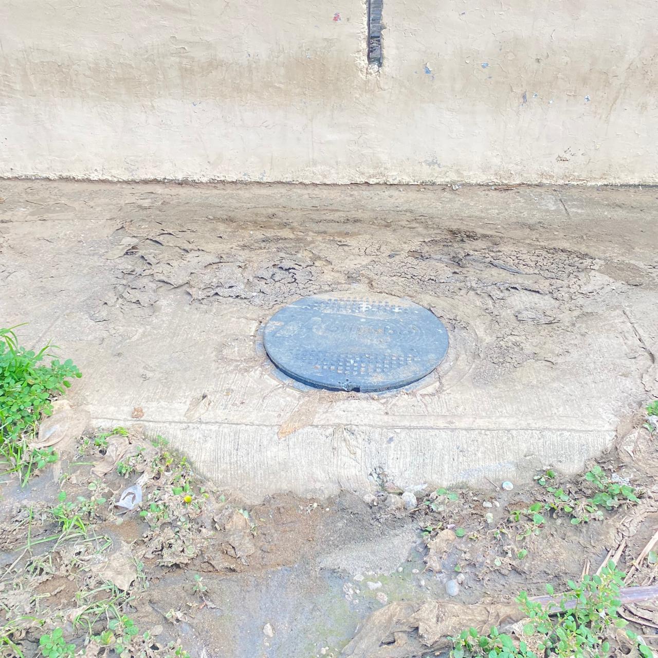 $!Socavón en Cerritos provoca fuga de aguas negras hacia Estero del Yugo