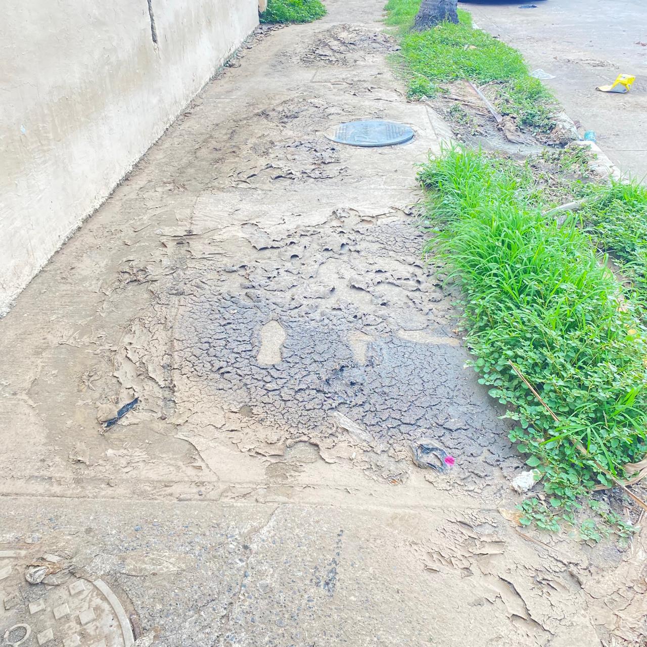 $!Socavón en Cerritos provoca fuga de aguas negras hacia Estero del Yugo