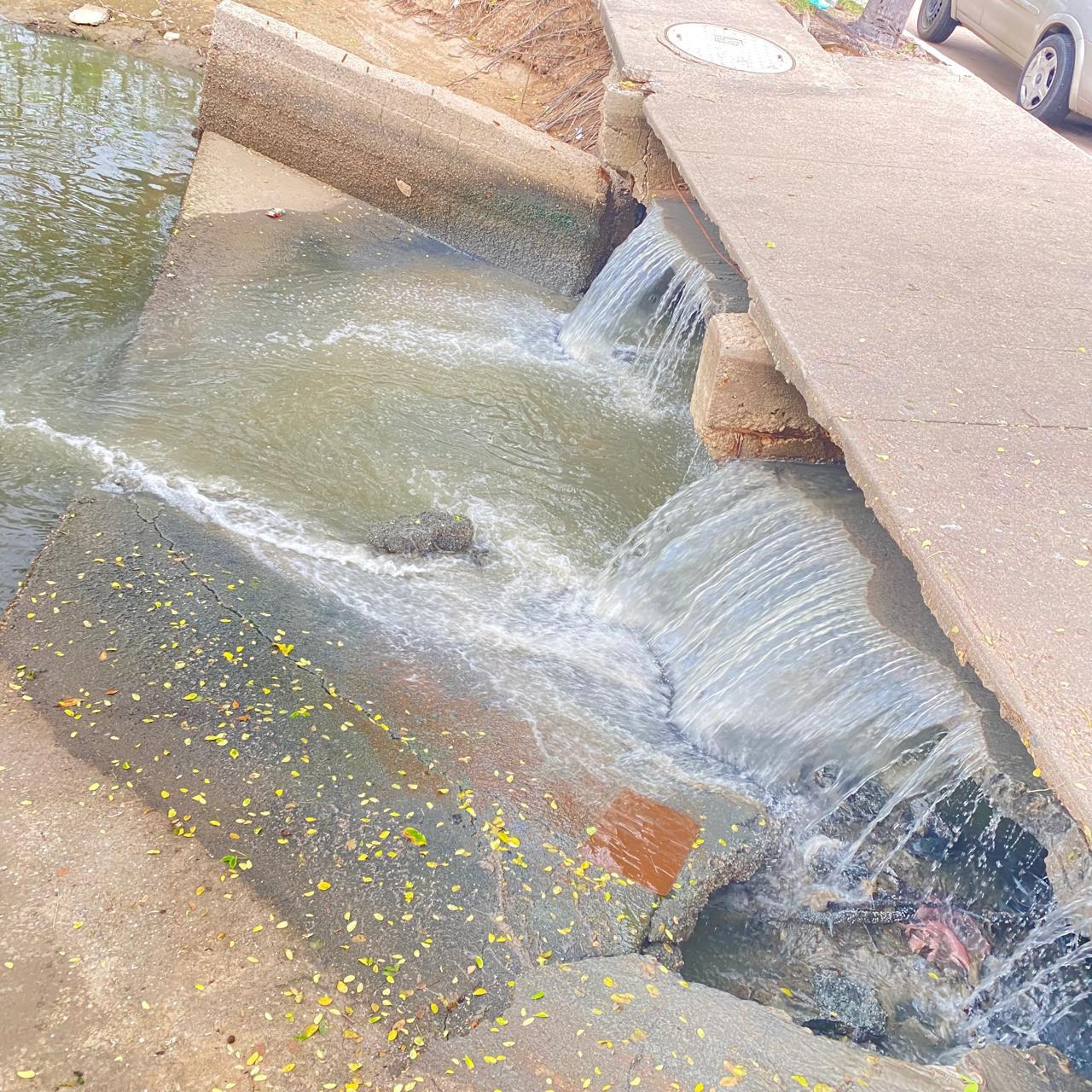 $!Socavón en Cerritos provoca fuga de aguas negras hacia Estero del Yugo