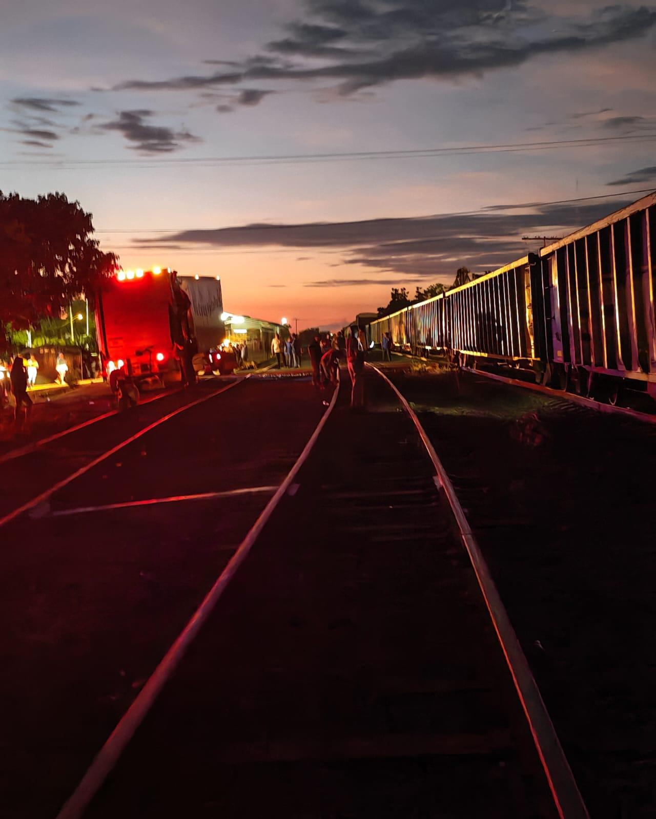 $!Tráiler es embestido por el ferrocarril en La Cruz de Elota