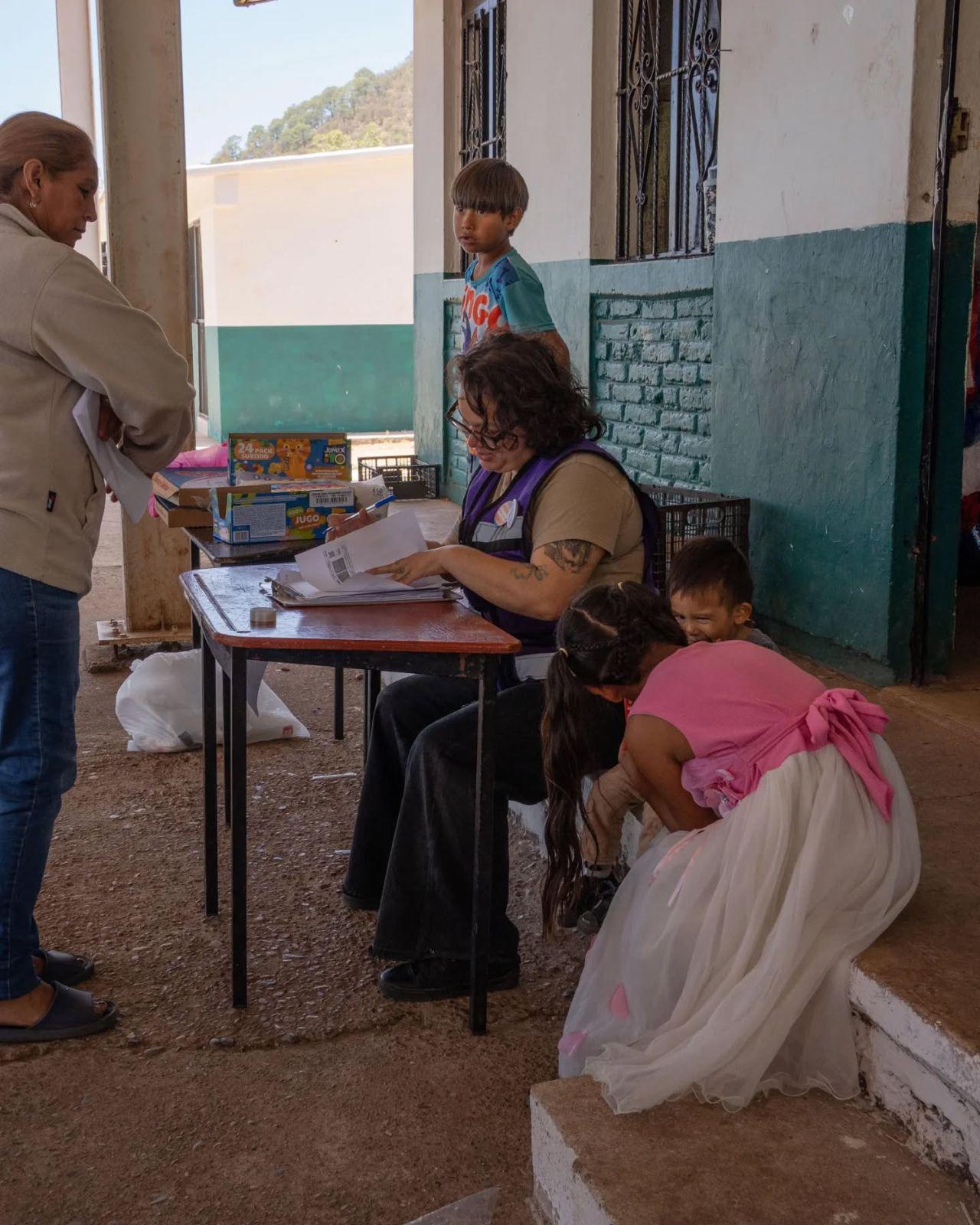 $!Lleva Periferia Subversiva despensas a comunidades de la sierra afectadas por la violencia en el sur de Sinaloa