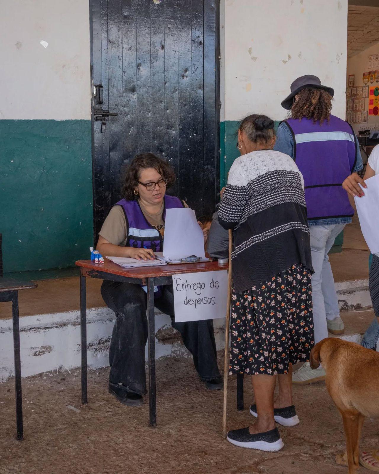 $!Lleva Periferia Subversiva despensas a comunidades de la sierra afectadas por la violencia en el sur de Sinaloa