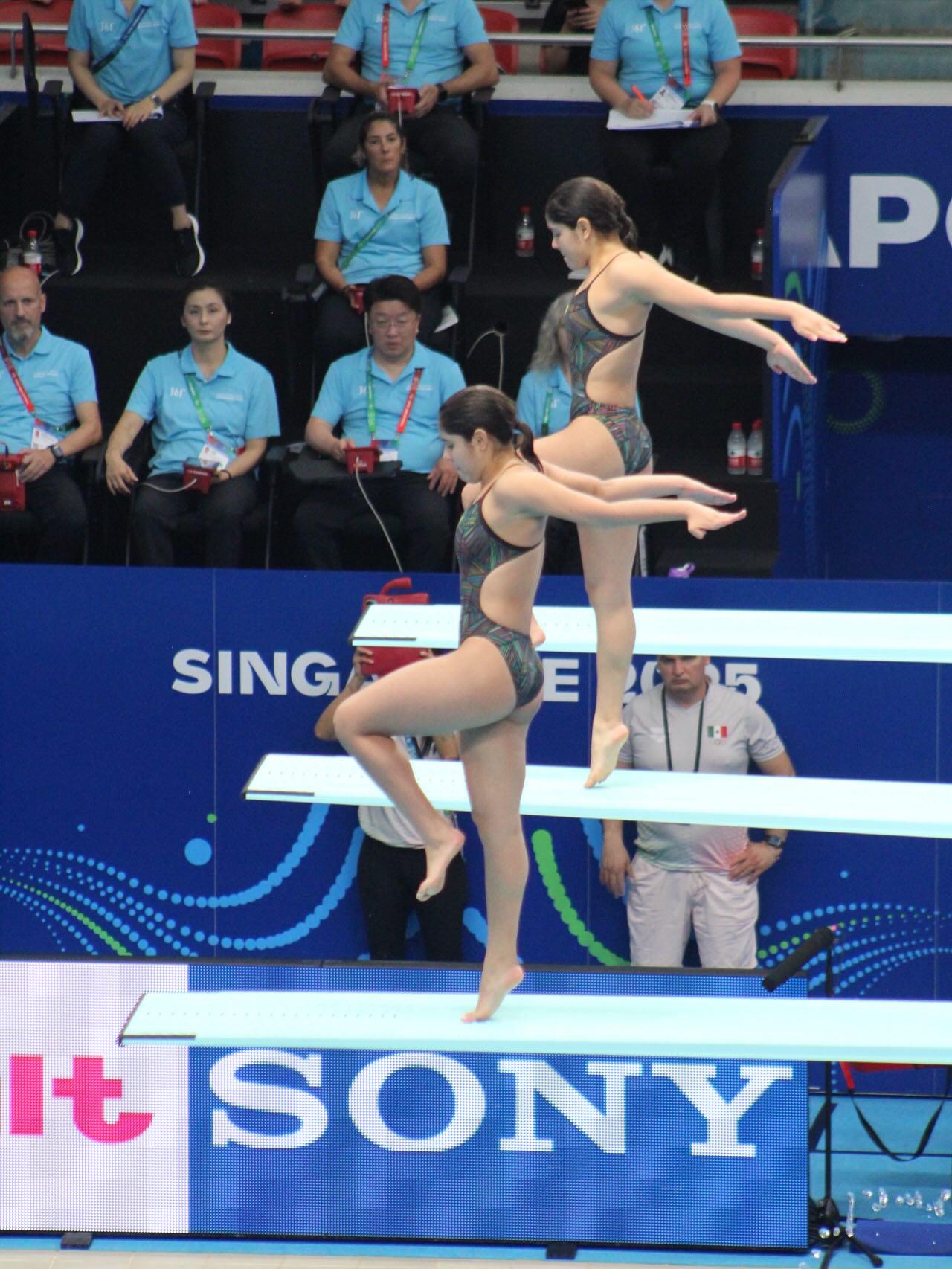$!Clavadistas Lía y Mía Cueva debutan con bronce en Mundial de Deportes Acuáticos Singapur 2025