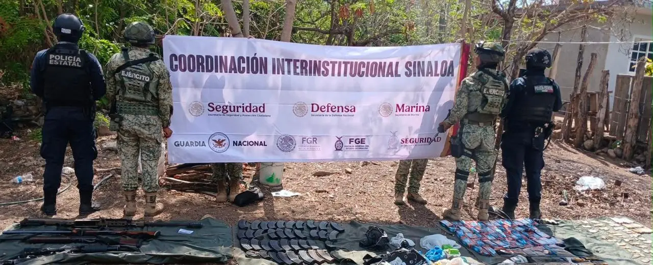 $!Aseguran lanzagranadas, fusiles y autos robados en comunidad de Lomas de Monterrey, Mazatlán