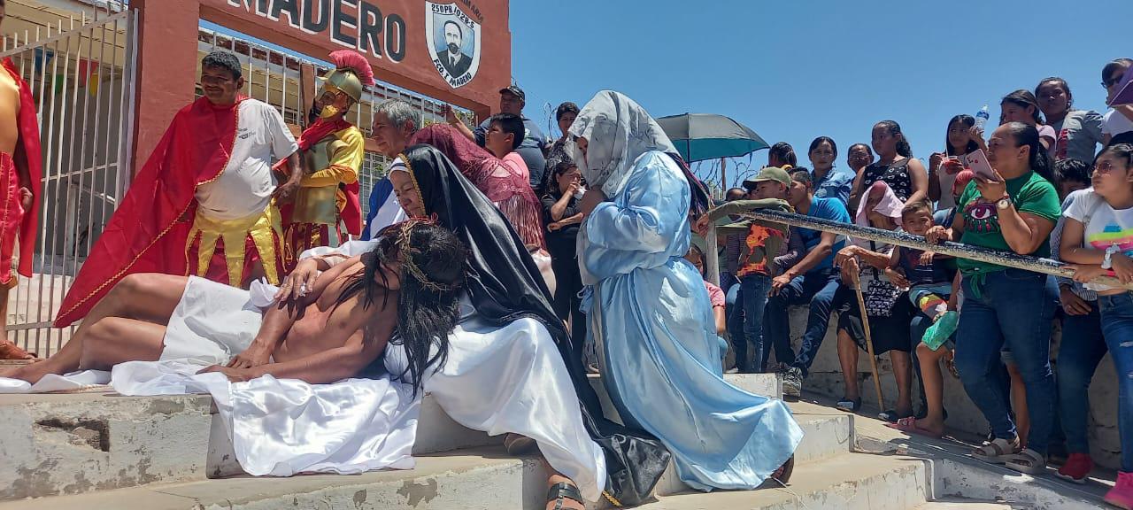 $!Jesús dedica su Viacrucis en Escuinapa a los desaparecidos