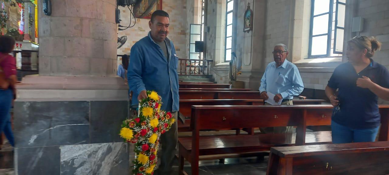 $!Albañiles celebran con cruces y flores su día, en Escuinapa