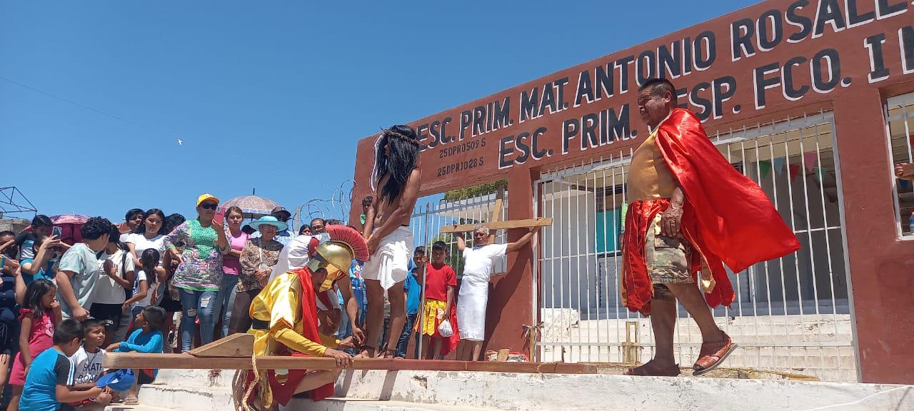 $!Después de tres años, salen a vivir el Viacrucis en Escuinapa