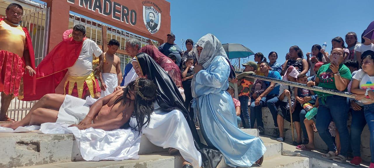 $!Después de tres años, salen a vivir el Viacrucis en Escuinapa