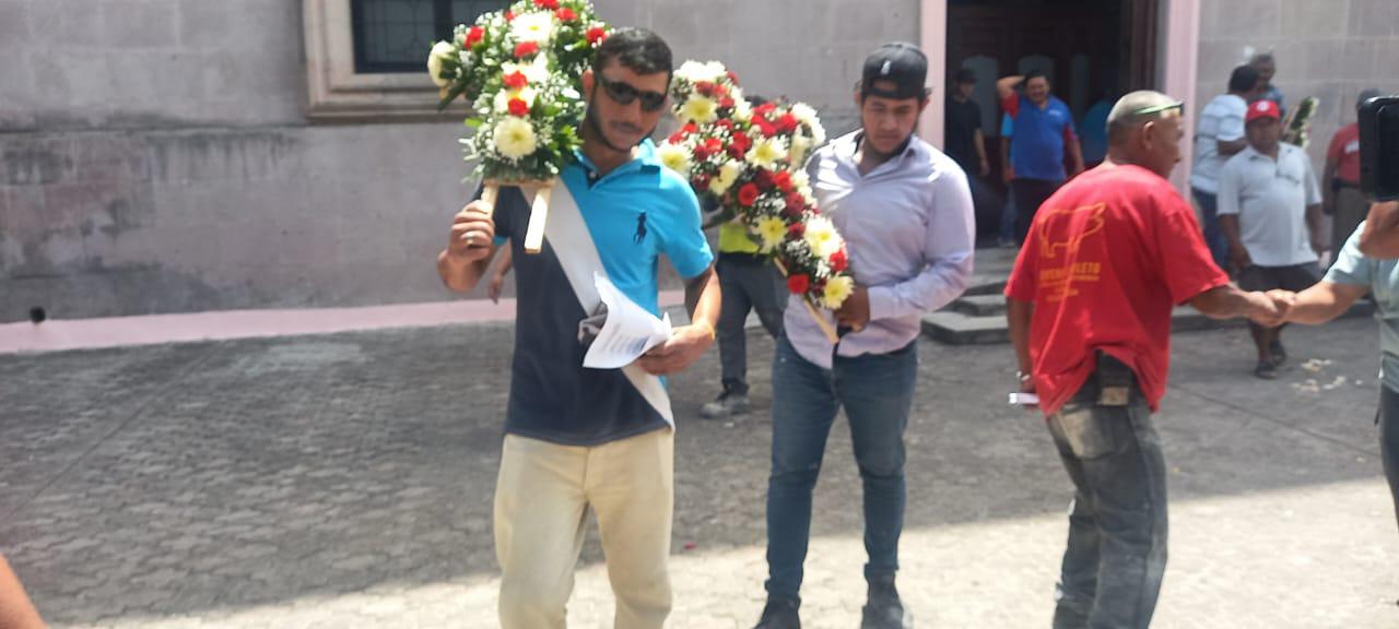 $!Albañiles celebran con cruces y flores su día, en Escuinapa