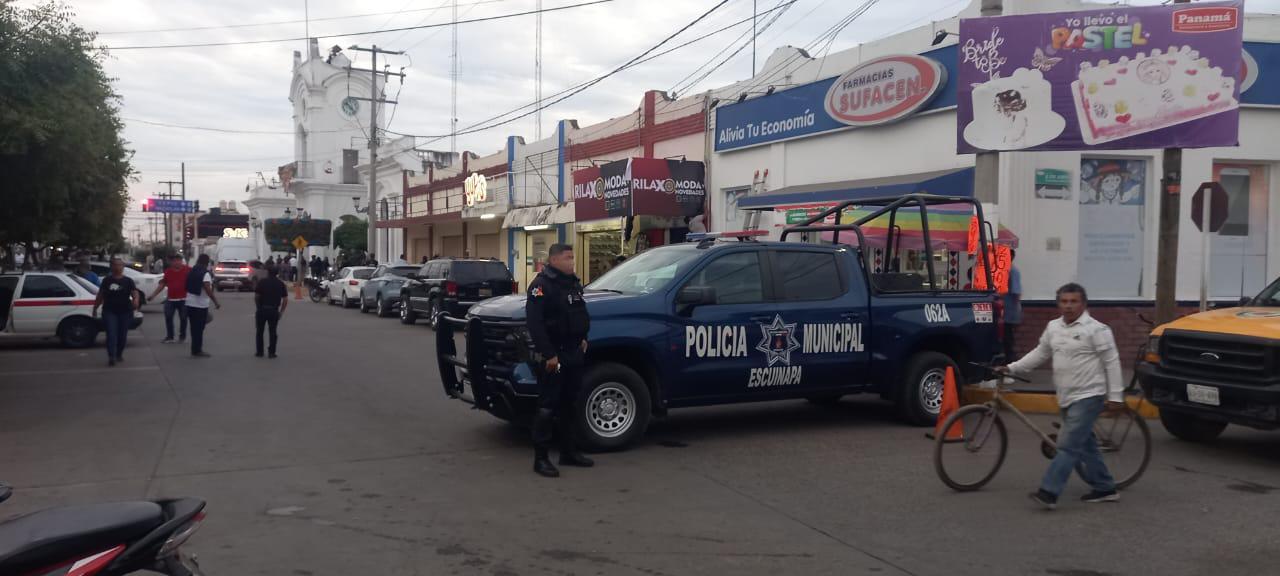 $!Por informe, blindan acceso a Palacio Municipal en Escuinapa