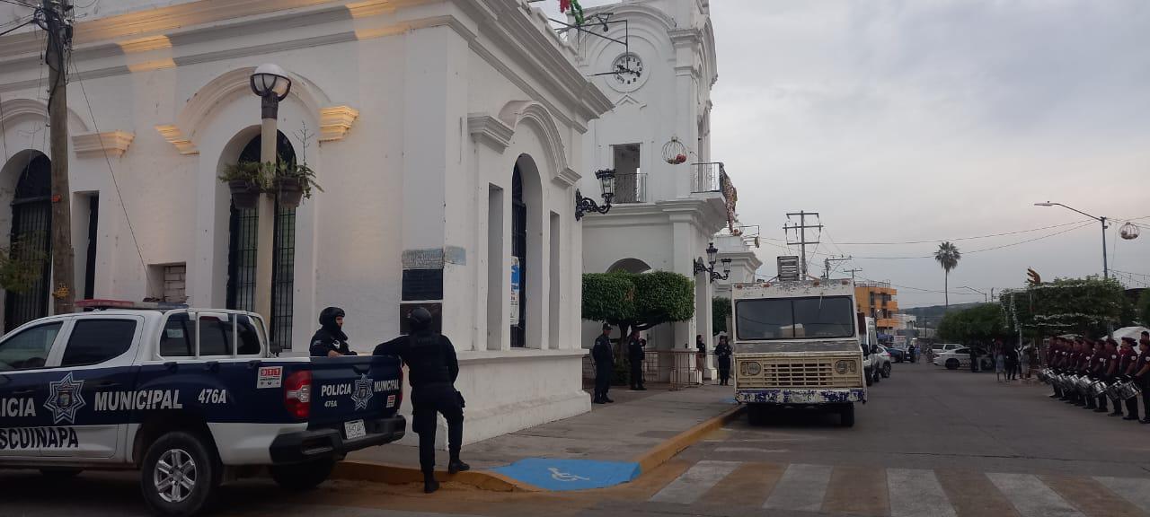 $!Por informe, blindan acceso a Palacio Municipal en Escuinapa