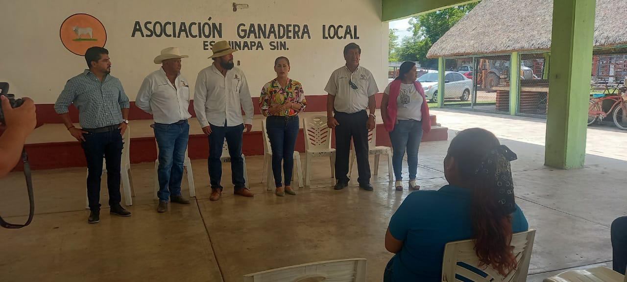 $!Entrega Gobierno estatal pacas a ganaderos de Escuinapa