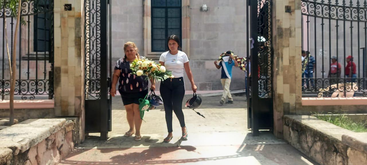 $!Albañiles celebran con cruces y flores su día, en Escuinapa