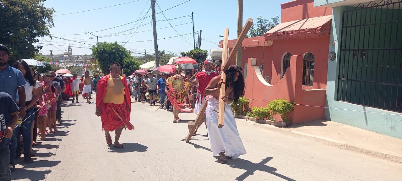 $!Después de tres años, salen a vivir el Viacrucis en Escuinapa