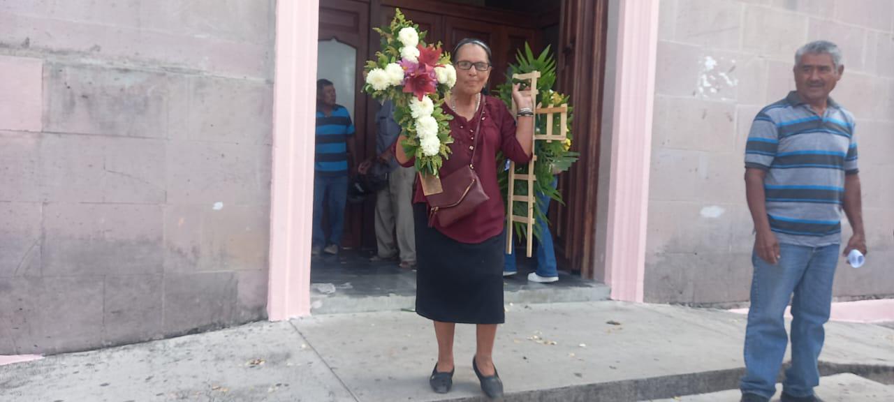 $!Albañiles celebran con cruces y flores su día, en Escuinapa