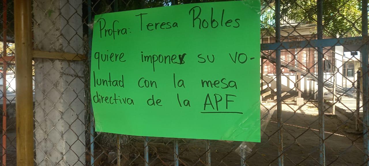 $!Toman Primaria en Escuinapa; piden que SEPyC no regrese a la directora suspendida