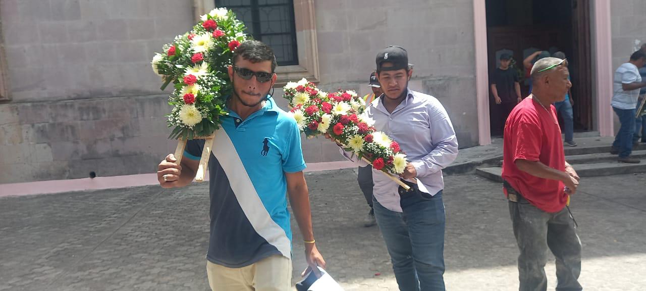 $!Albañiles celebran con cruces y flores su día, en Escuinapa