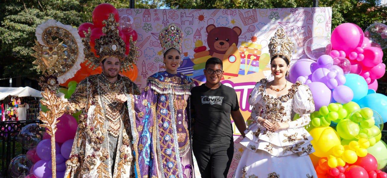 $!Se unen mazatlecos a la realeza del Carnaval para donar juguetes