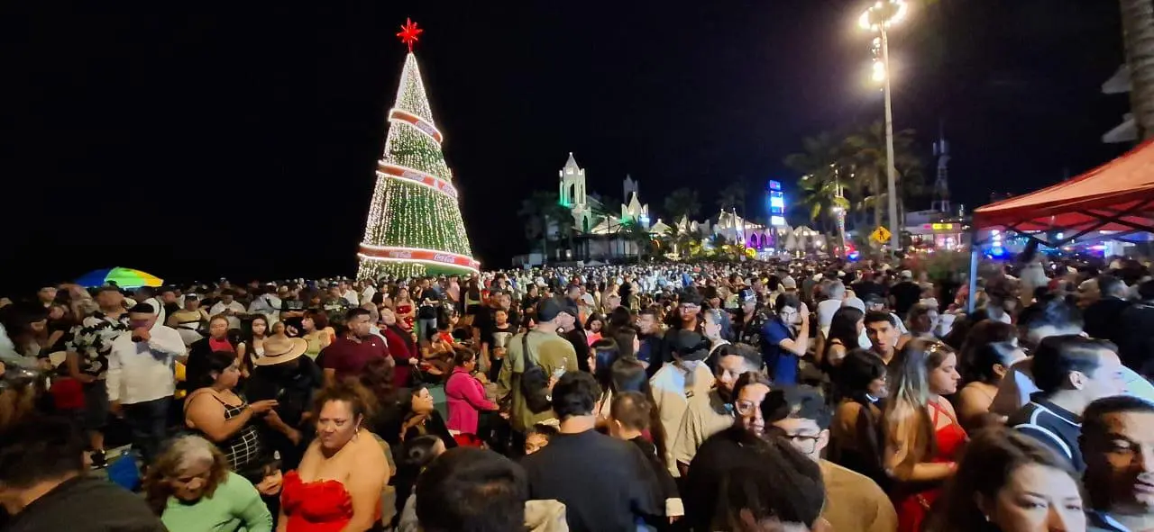 $!Más de 2 mil personas reciben el Año Nuevo en el malecón de Mazatlán