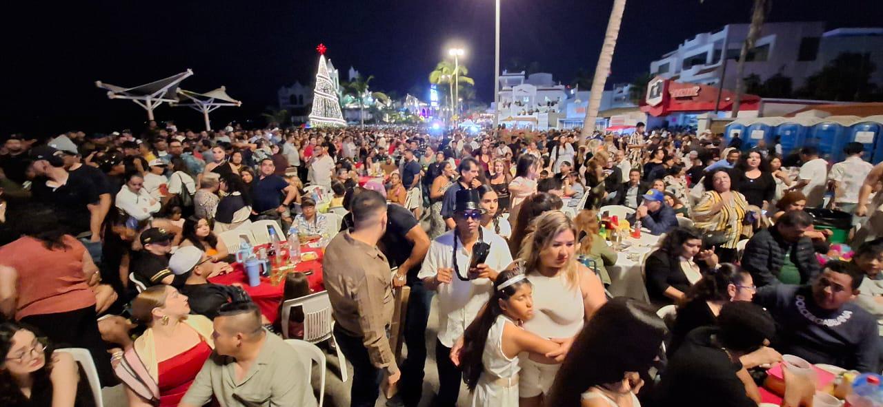$!Más de 2 mil personas reciben el Año Nuevo en el malecón de Mazatlán