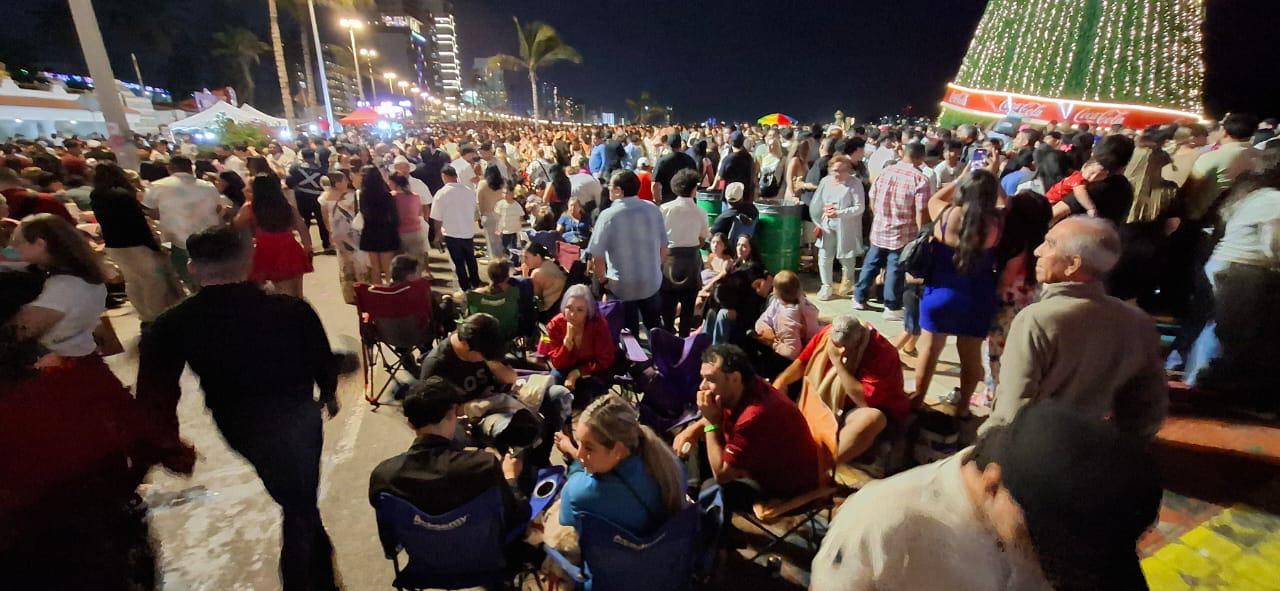 $!Más de 2 mil personas reciben el Año Nuevo en el malecón de Mazatlán