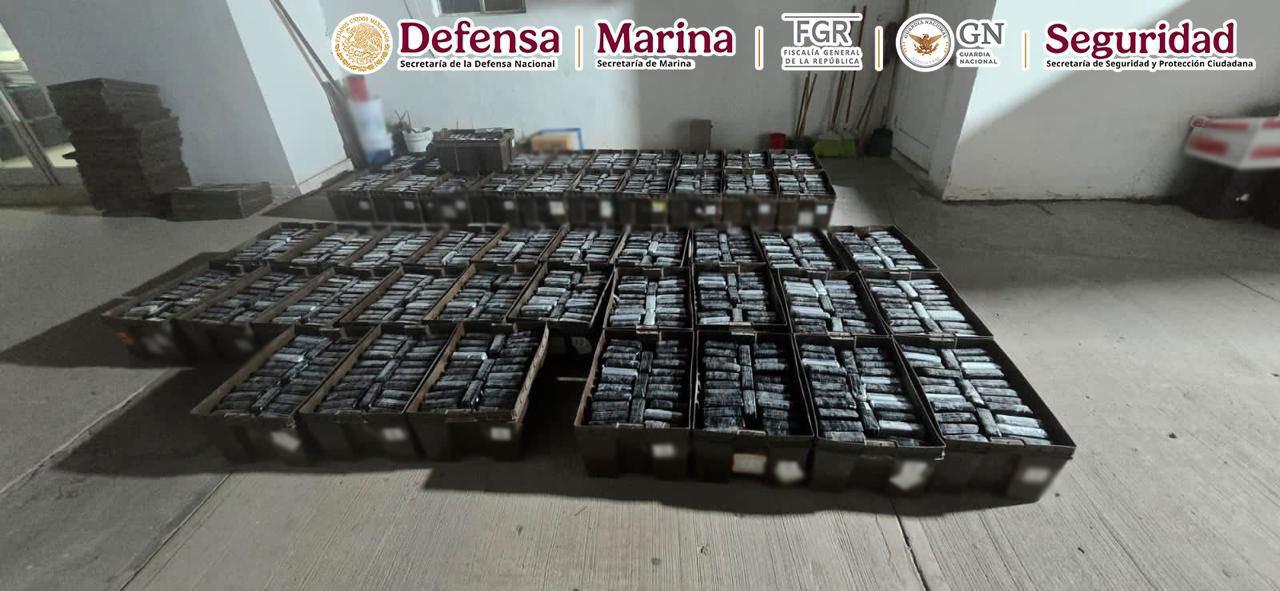 $!Detienen a conductor con mil 200 paquetes de cocaína ocultos en su tractocamión, en Sonora