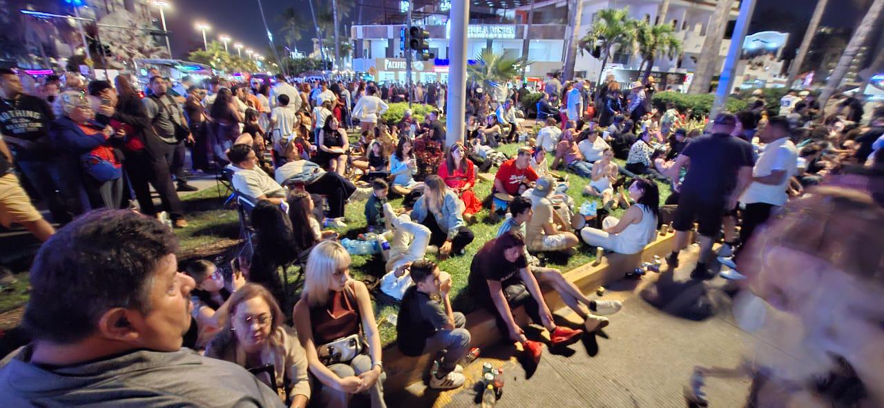 $!Más de 2 mil personas reciben el Año Nuevo en el malecón de Mazatlán