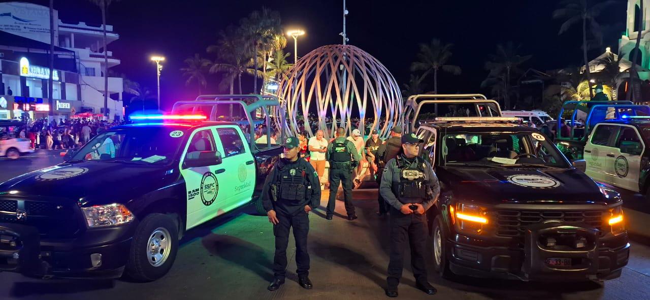 $!Más de 2 mil personas reciben el Año Nuevo en el malecón de Mazatlán