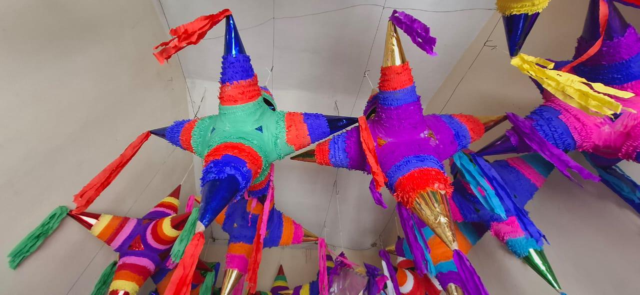 $!Desde 1976, María del Socorro mantiene viva la tradición de las piñatas en el centro de Mazatlán