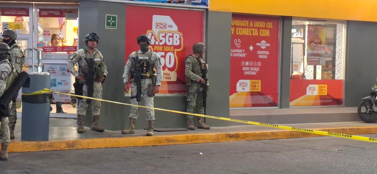 $!Asesinan a despachador de gasolinera frente a plaza comercial en el sector Tres Ríos, en Culiacán