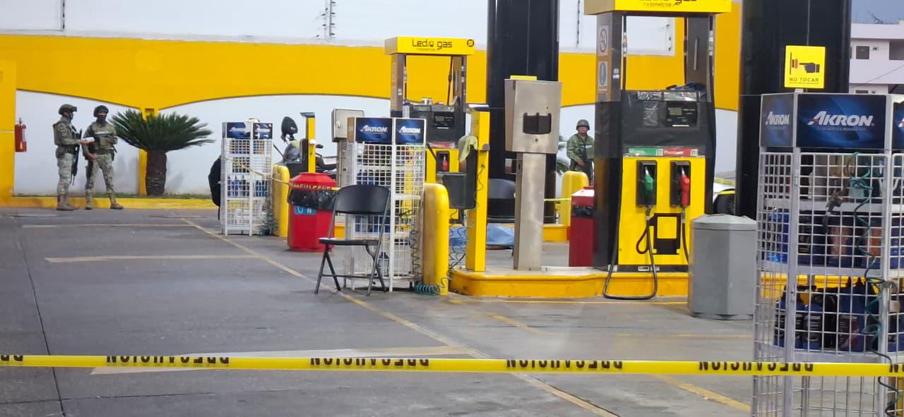$!Asesinan a despachador de gasolinera frente a plaza comercial en el sector Tres Ríos, en Culiacán