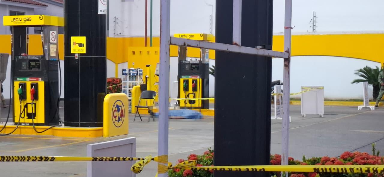 $!Asesinan a despachador de gasolinera frente a plaza comercial en el sector Tres Ríos, en Culiacán