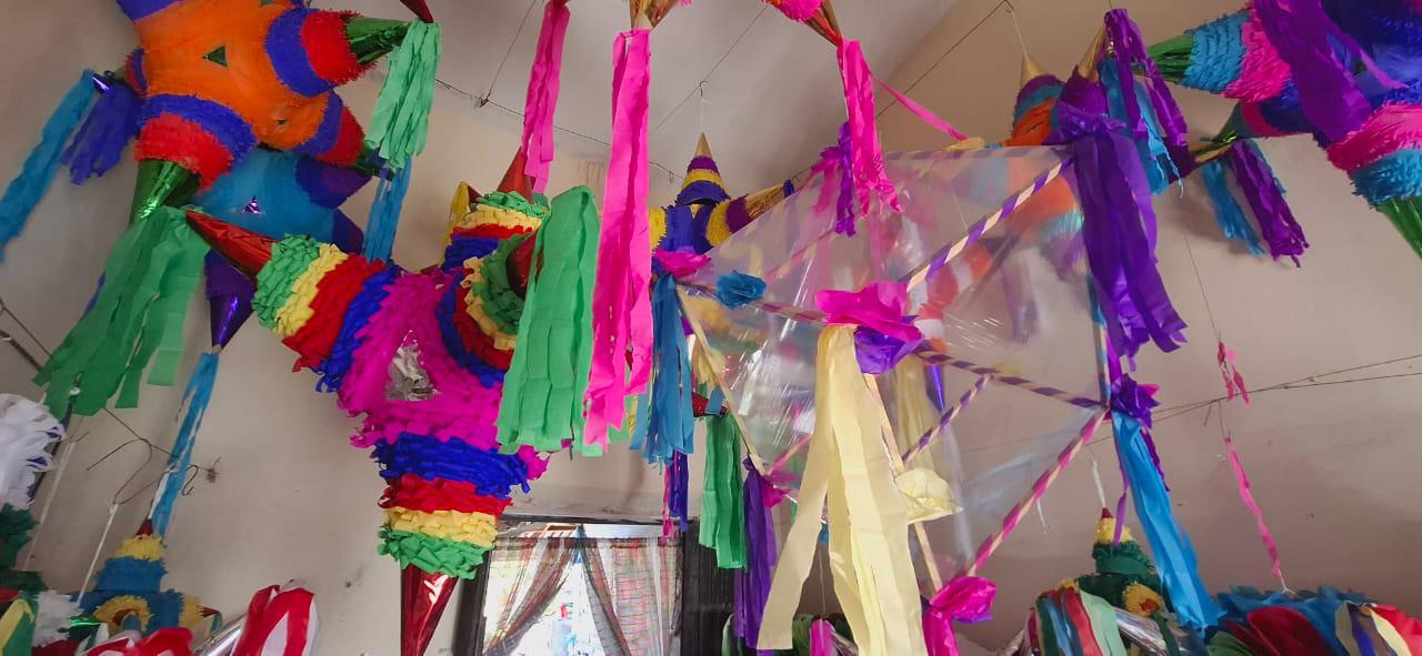 $!Desde 1976, María del Socorro mantiene viva la tradición de las piñatas en el centro de Mazatlán