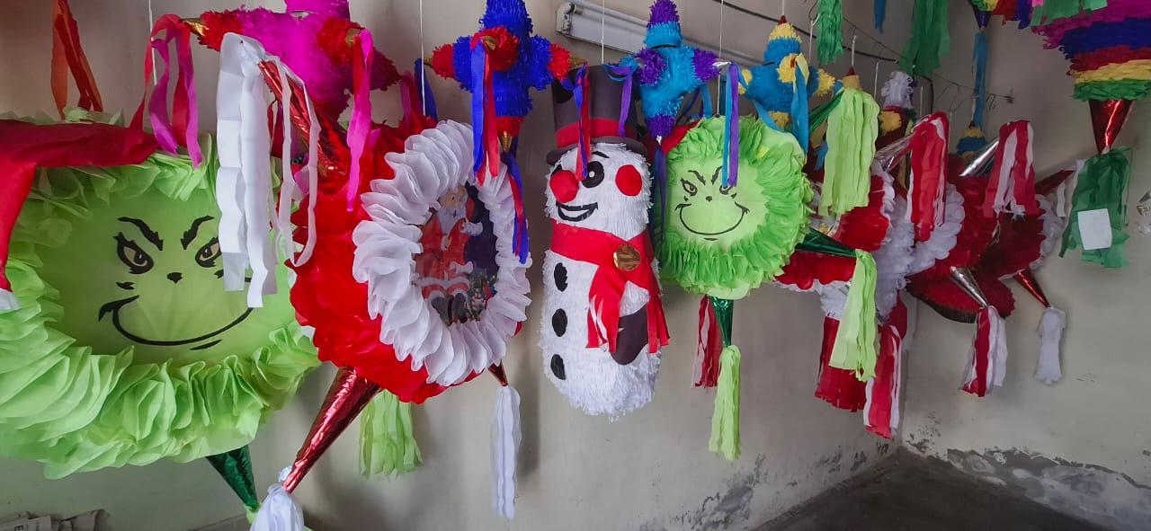 $!Desde 1976, María del Socorro mantiene viva la tradición de las piñatas en el centro de Mazatlán