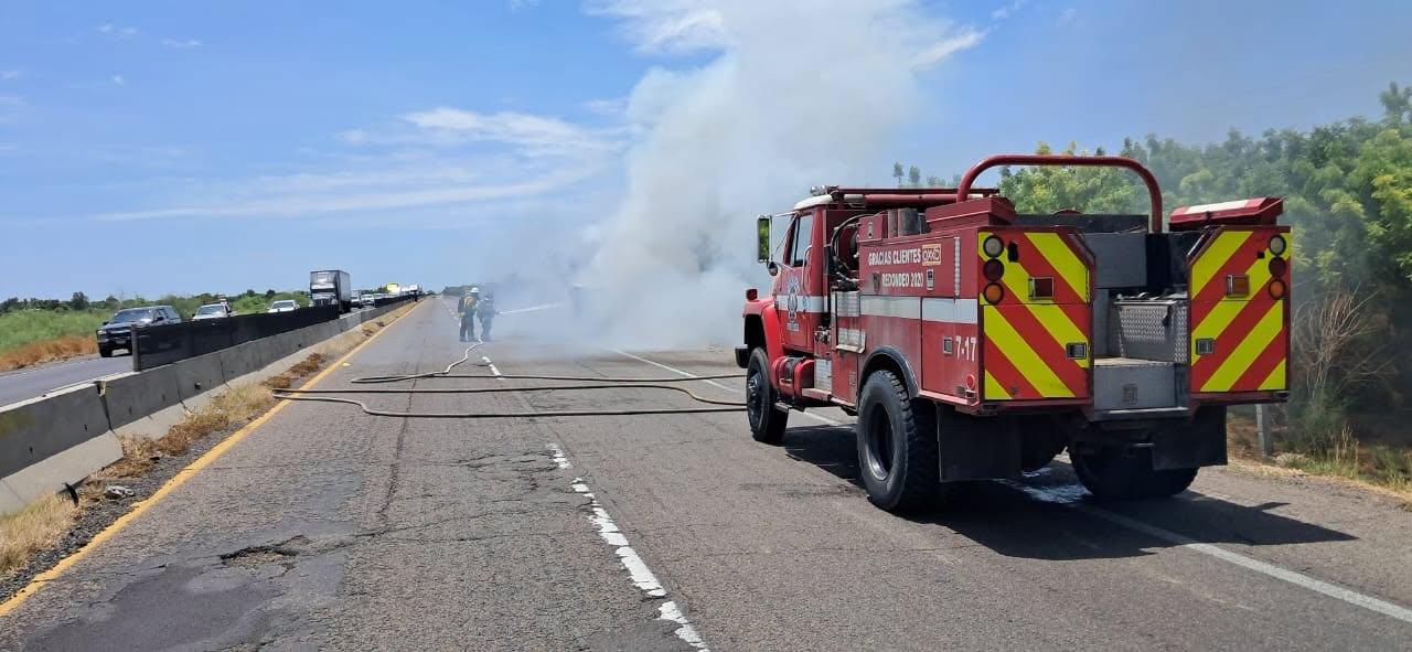 $!Se incendia camión que transportaba cilindros de Gas LP en carretera de Guasave