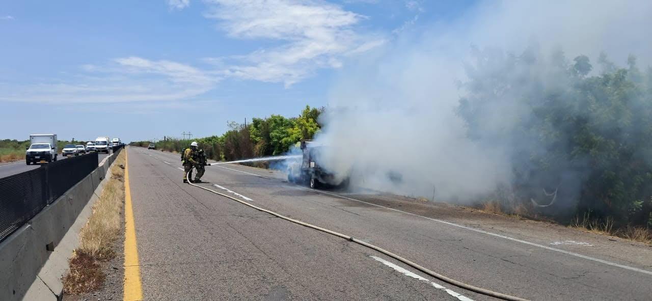 $!Se incendia camión que transportaba cilindros de Gas LP en carretera de Guasave