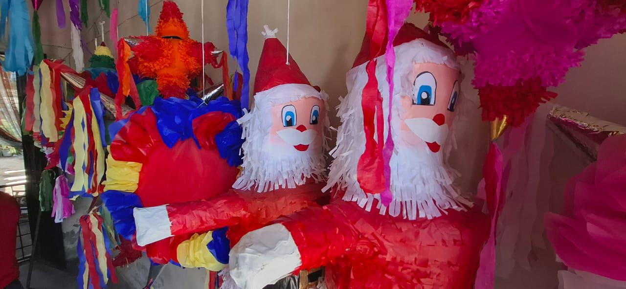 $!Desde 1976, María del Socorro mantiene viva la tradición de las piñatas en el centro de Mazatlán