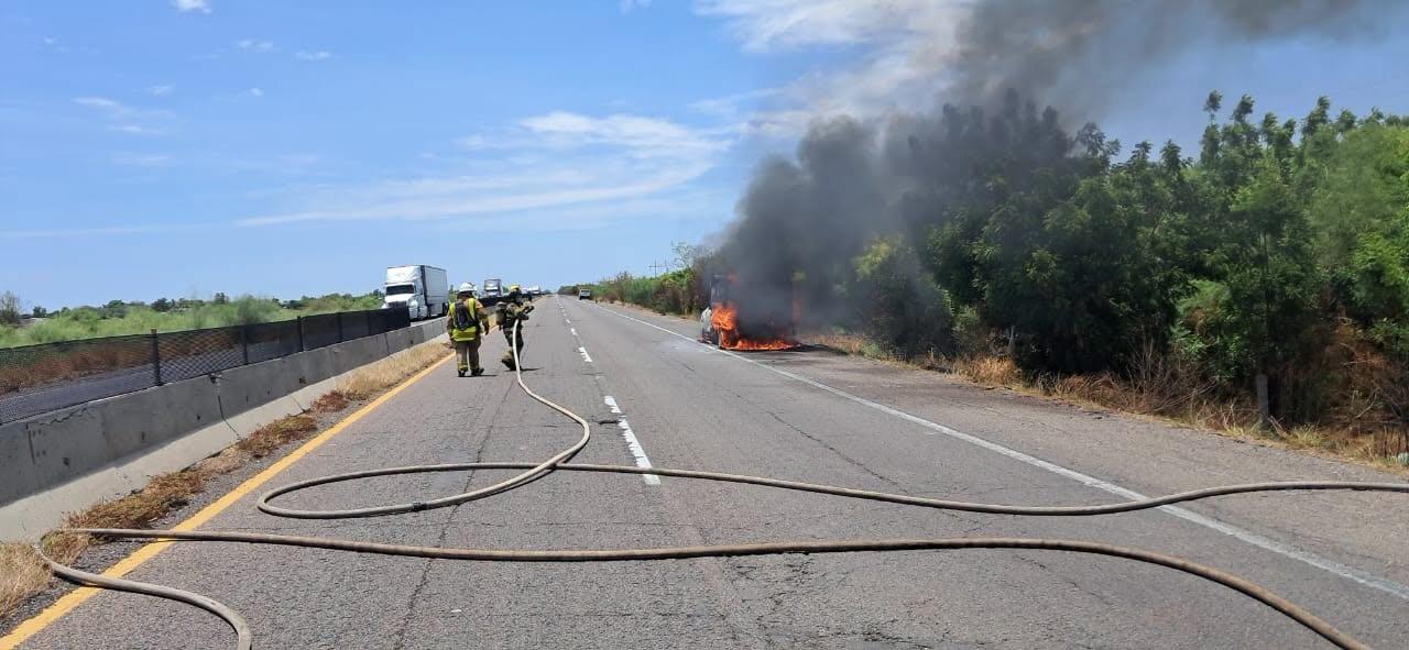 $!Se incendia camión que transportaba cilindros de Gas LP en carretera de Guasave