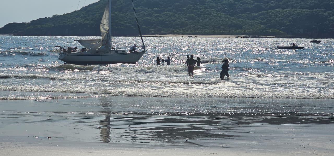 $!Embarcación se queda a la deriva frente a la playa de la Zona Dorada, en Mazatlán; auxilian a tres personas