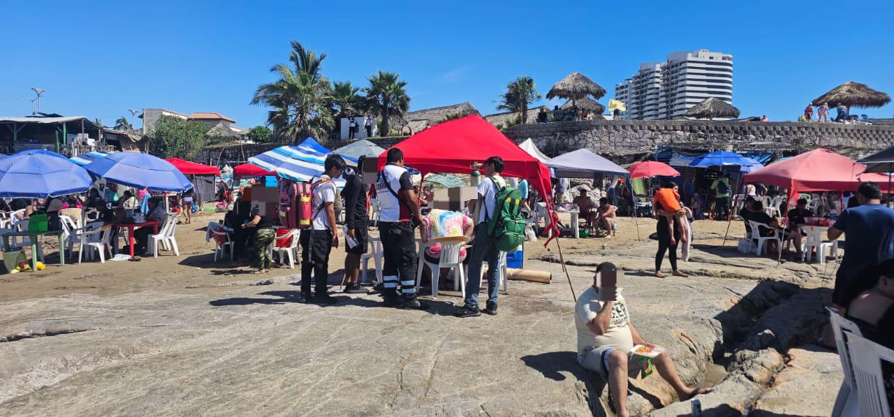 $!Rescatan del mar a 6 personas en Playa Brujas y 2 en Playa Gaviotas, en Mazatlán