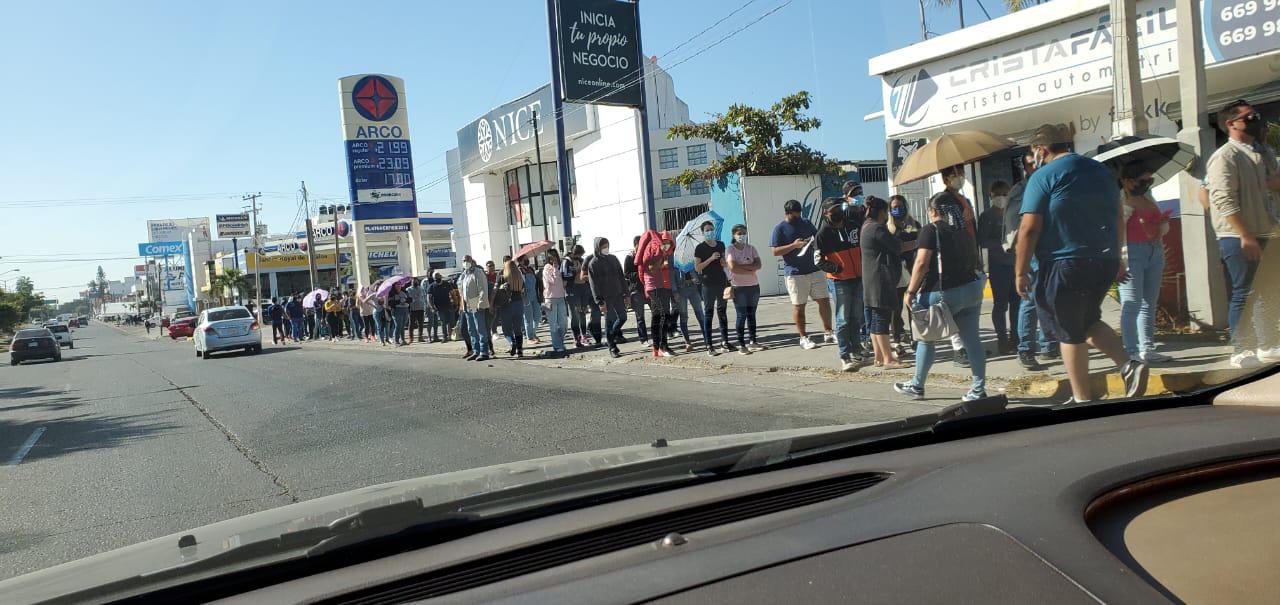 $!Se desborda alta demanda de vacunas en el Polideportivo de la UAS, en Mazatlán; la fila superó el área de la alberca olímpica