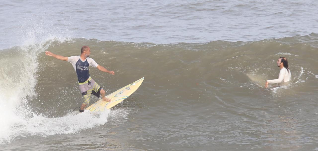 $!Enfrentar las olas que provoca un huracán como Olaf en Mazatlán requiere de experiencia, como la de ‘Becko’ Quintero