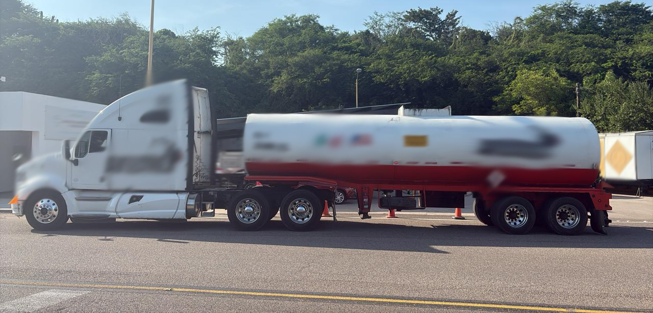 $!Aseguran tractocamión con 30 mil litros de combustible ilegal en caseta de Concordia