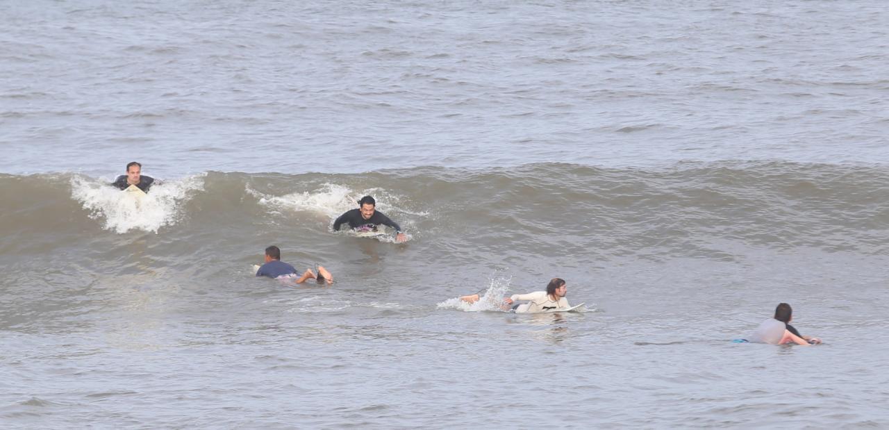 $!Enfrentar las olas que provoca un huracán como Olaf en Mazatlán requiere de experiencia, como la de ‘Becko’ Quintero